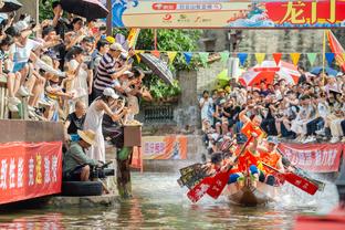 乃父之风！布朗尼NCAA首秀献追身钉板大帽 和老詹可以说是很像了